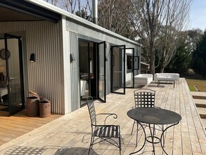 Outdoor dining - Oro, luxury immersed in nature. Serenity on the outskirts of Bright.      (Ovens)