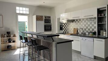 Een koelkast, een microgolfoven, een oven, een kookplaat