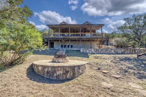 Cozy pet friendly home with great views and close to the river