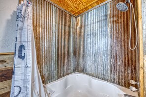Bathroom - Cozy pet friendly home with great views and close to the river (Concan)