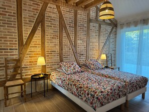 4 soverom, skrivebord, strykejern/-brett og reiseseng for barn