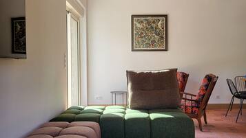 TV connectée, cheminée, table de tennis de table, livres