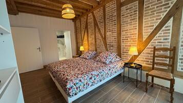 4 bedrooms, desk, iron/ironing board, travel crib