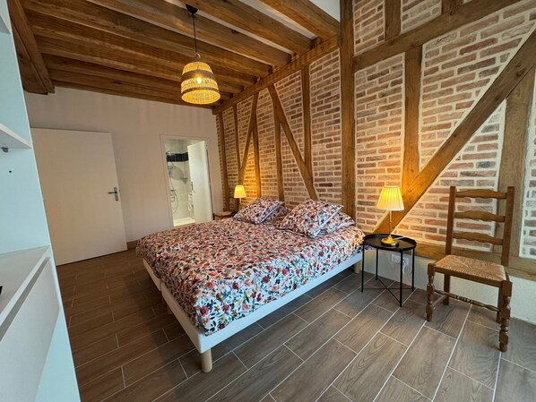 4 dormitorios, escritorio, tabla de planchar con plancha y cuna de viaje