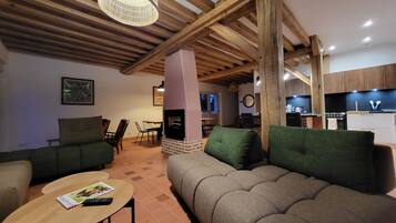 TV connectée, cheminée, table de tennis de table, livres