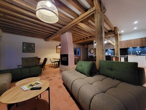 Smart-TV, Kamin, Tischtennisplatte, Bücher