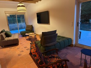 Smart-TV, Kamin, Tischtennisplatte, Bücher