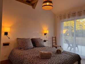 4 bedrooms, desk, iron/ironing board, travel crib