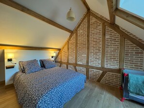 4 dormitorios, escritorio, tabla de planchar con plancha y cuna de viaje