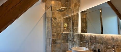 Douche, séchoir à cheveux, serviettes fournies, savon