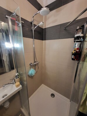 Haartrockner, Handtücher, Seife, Toilettenpapier