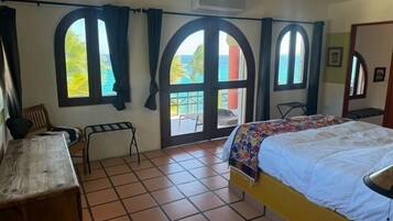 8 slaapkamers, een strijkplank/strijkijzer, reisbedje, wifi