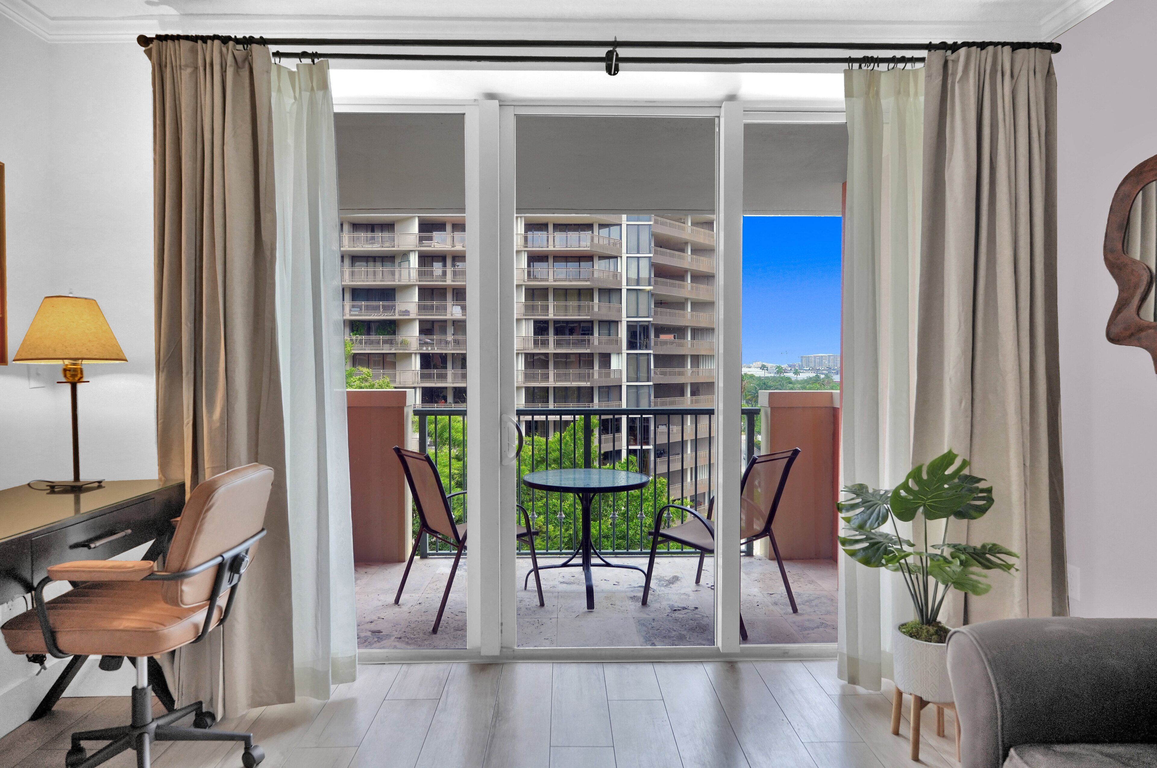 Leilighet – comfort, 1 kingsize-seng med sovesofa, balkong, byutsikt | Oppholdsområde