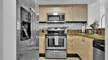 Comfort Apartment, 1 King Bed with Sofa bed, Balcony, City View | Private kitchen