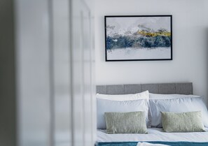 2 habitaciones, escritorio y tabla de planchar con plancha 