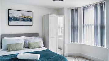 2 bedrooms, desk, iron/ironing board, travel crib