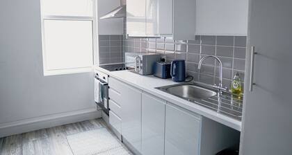2Bed Apartment Near City Centre (Sleeps 4, with free parking)