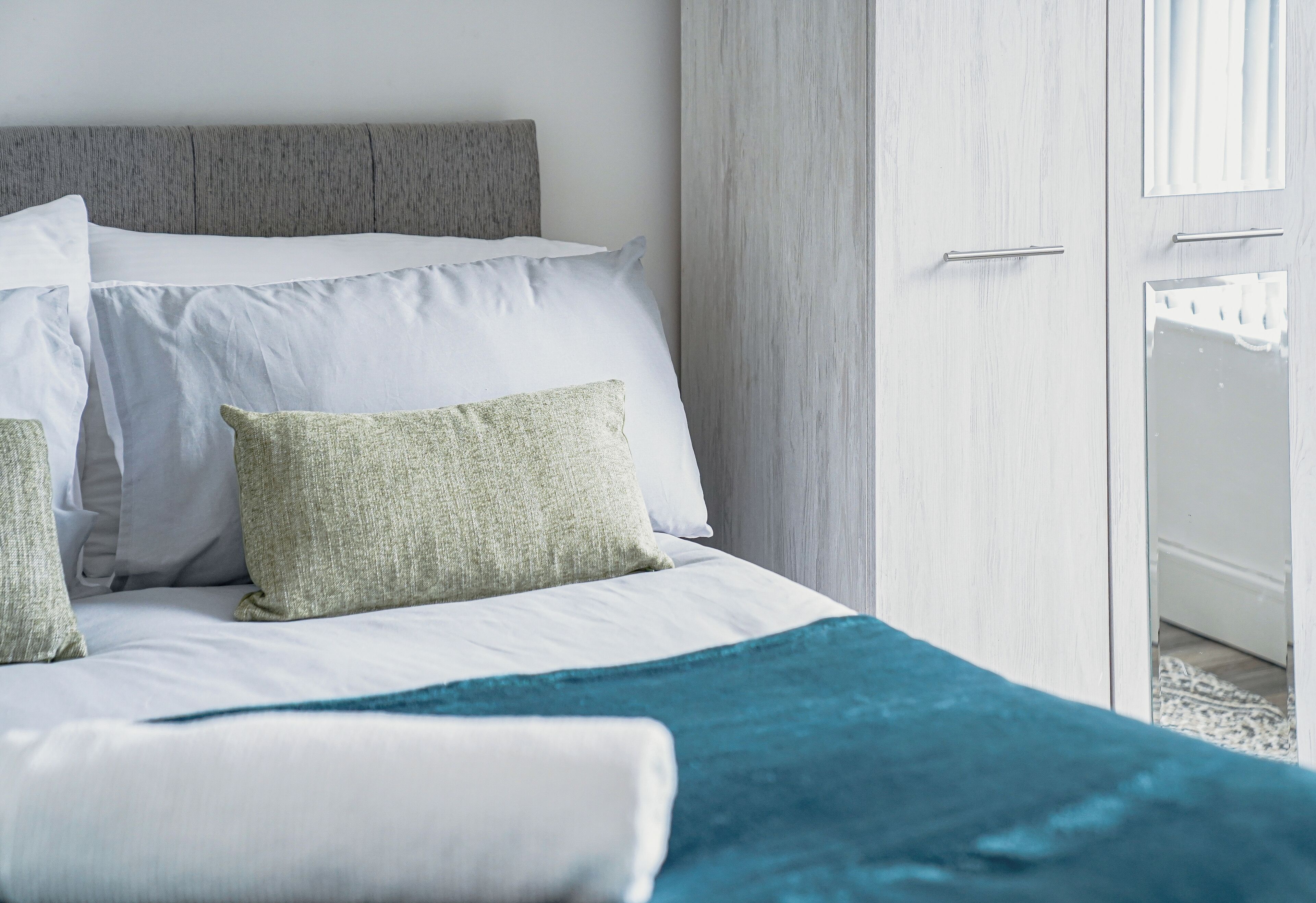 2 soverom, skrivebord, strykejern/-brett og reiseseng for barn