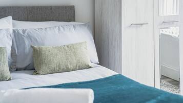 2 soverom, skrivebord, strykejern/-brett og reiseseng for barn