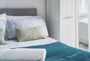 2 habitaciones, escritorio y tabla de planchar con plancha 