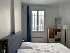 2 عدّة غرف نوم ومكواة/لوح كي وواي فاي وملاءات أسرّة