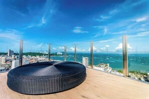 Property grounds - Kaws Theme - Luxury Modern Cozy Art l Infinity Pool l Central Pattaya



 (Bang Lamung District Muang Pattaya)