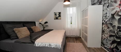 2 bedrooms, desk, WiFi, bed sheets