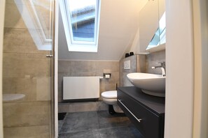 Regadera, amenidades de baño gratuitas, secadora de cabello, toallas 