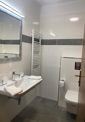 Basic Single Room, Private Bathroom | Bathroom