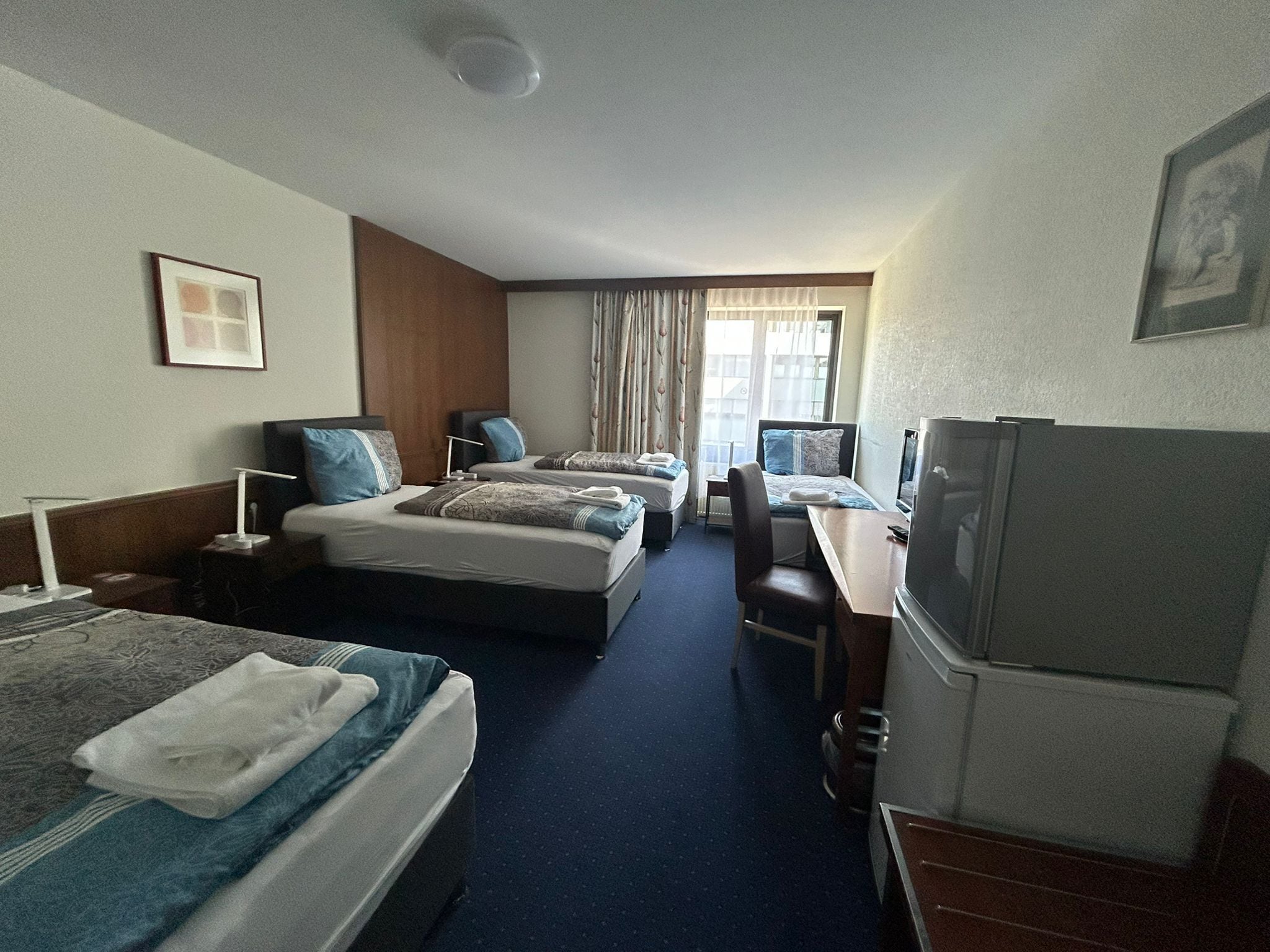 Habitación cuádruple básica, baño privado (Vierbettzimmer ) | 1 habitación y wifi gratis 