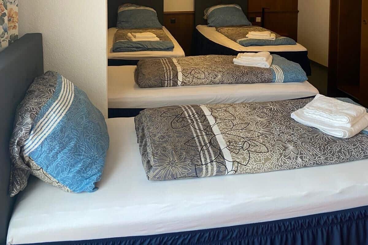 Eenvoudige vierpersoonskamer, privébadkamer (Vierbettzimmer ) | 1 slaapkamer, gratis wifi