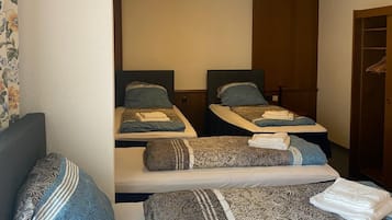 Basic-herbergi fyrir fjóra - einkabaðherbergi (Vierbettzimmer ) | 1 svefnherbergi, ókeypis þráðlaus nettenging