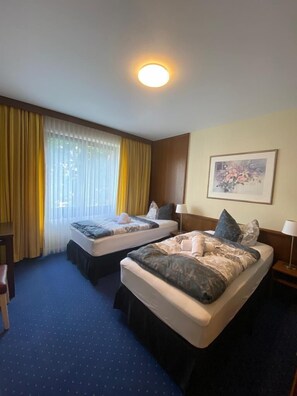 Habitación básica con 2 camas individuales, baño privado (Doppelzimmer mit 2 Betten) | 1 dormitorio y wifi gratis