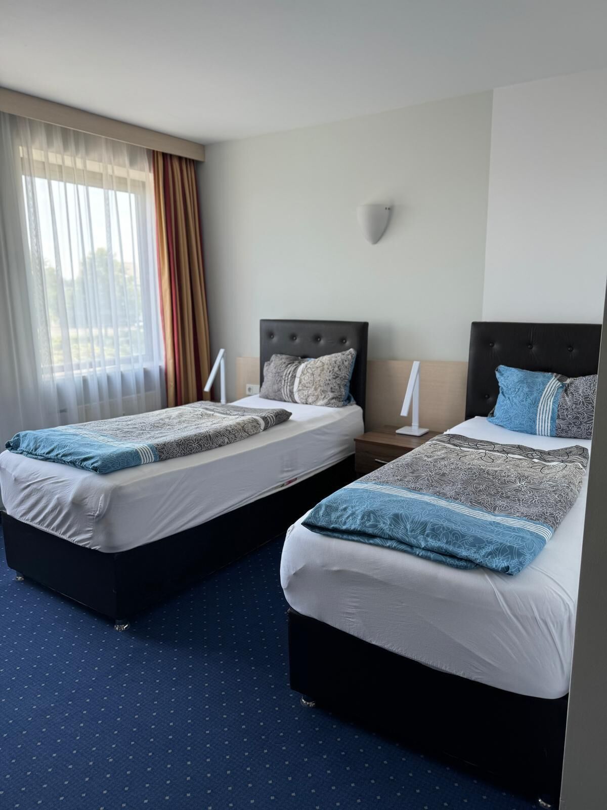 Habitación básica con 2 camas individuales, baño privado (Doppelzimmer mit 2 Betten) | 1 habitación y wifi gratis 
