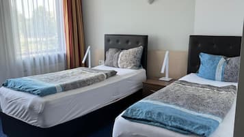 Chambre avec lits jumeaux, salle de bains privée | 1 chambre, Wi-Fi gratuit