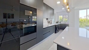 Kühlschrank, Mikrowelle, Ofen, Geschirrspüler