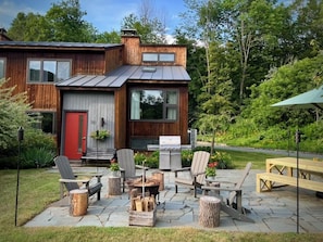 Outdoor dining - Creekside, a contemporary Vermont Retreat  (Woodstock)