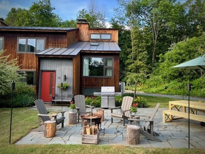Creekside, a contemporary Vermont Retreat 