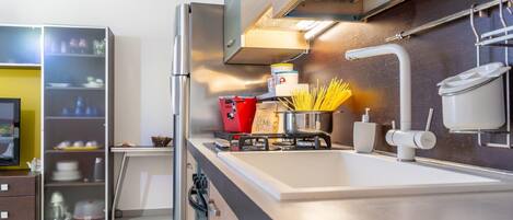 Fridge, oven, coffee/tea maker