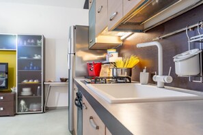 Kjøleskap, ovn og kaffetrakter/tekoker