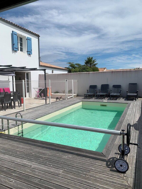 Utendørsbasseng og et oppvarmet basseng