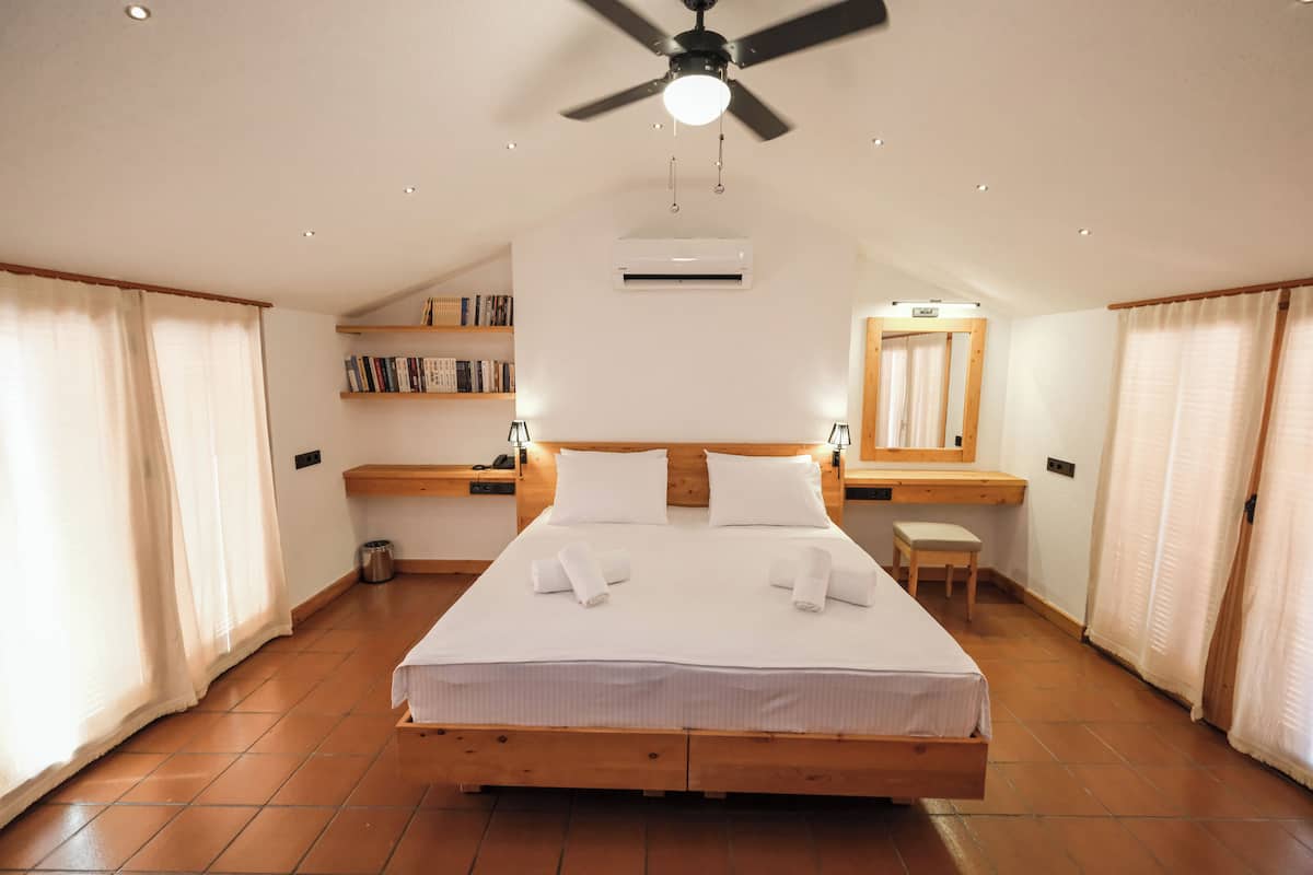 Panorama kamer | Een minibar, een bureau, een laptopwerkplek, gratis wifi