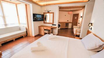 Deluxe Room | Minibar, desk, laptop workspace, free WiFi