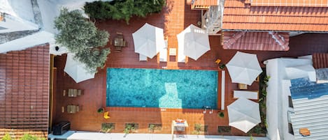 Piscine extérieure (ouverte en saison), parasols de plage