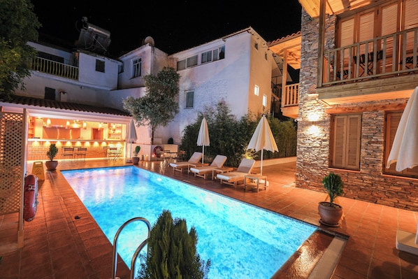 Seasonal outdoor pool, open 8:00 AM to 6:00 PM, pool umbrellas