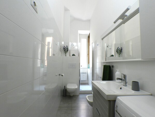 Bathroom - Giuseppe Apartment (Rome)