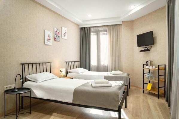 Deluxe Triple Room | 1 bedroom, premium bedding, in-room safe, desk