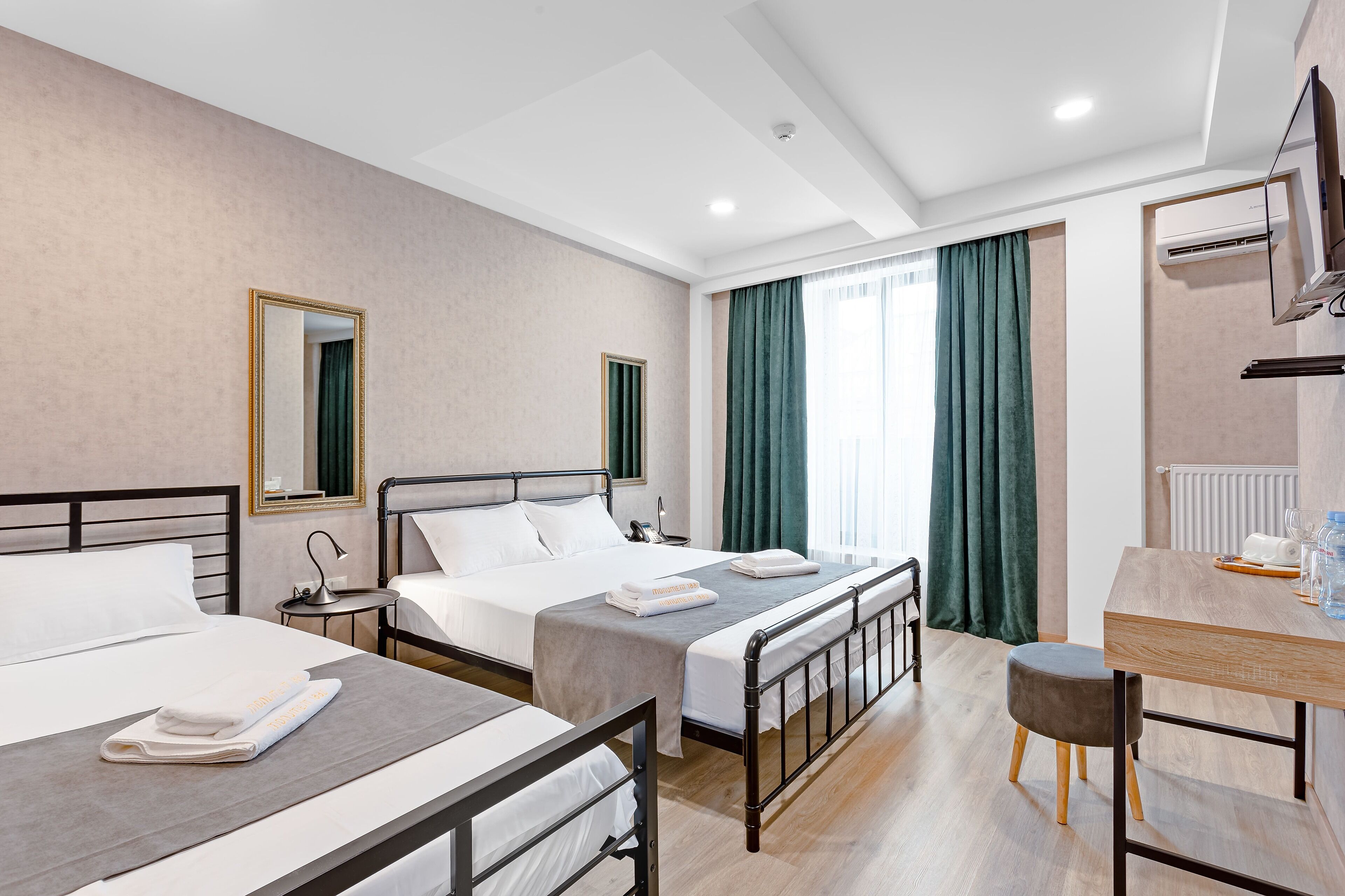 Quarto triplo standard | Roupas de cama premium, cofres nos quartos, escrivaninha