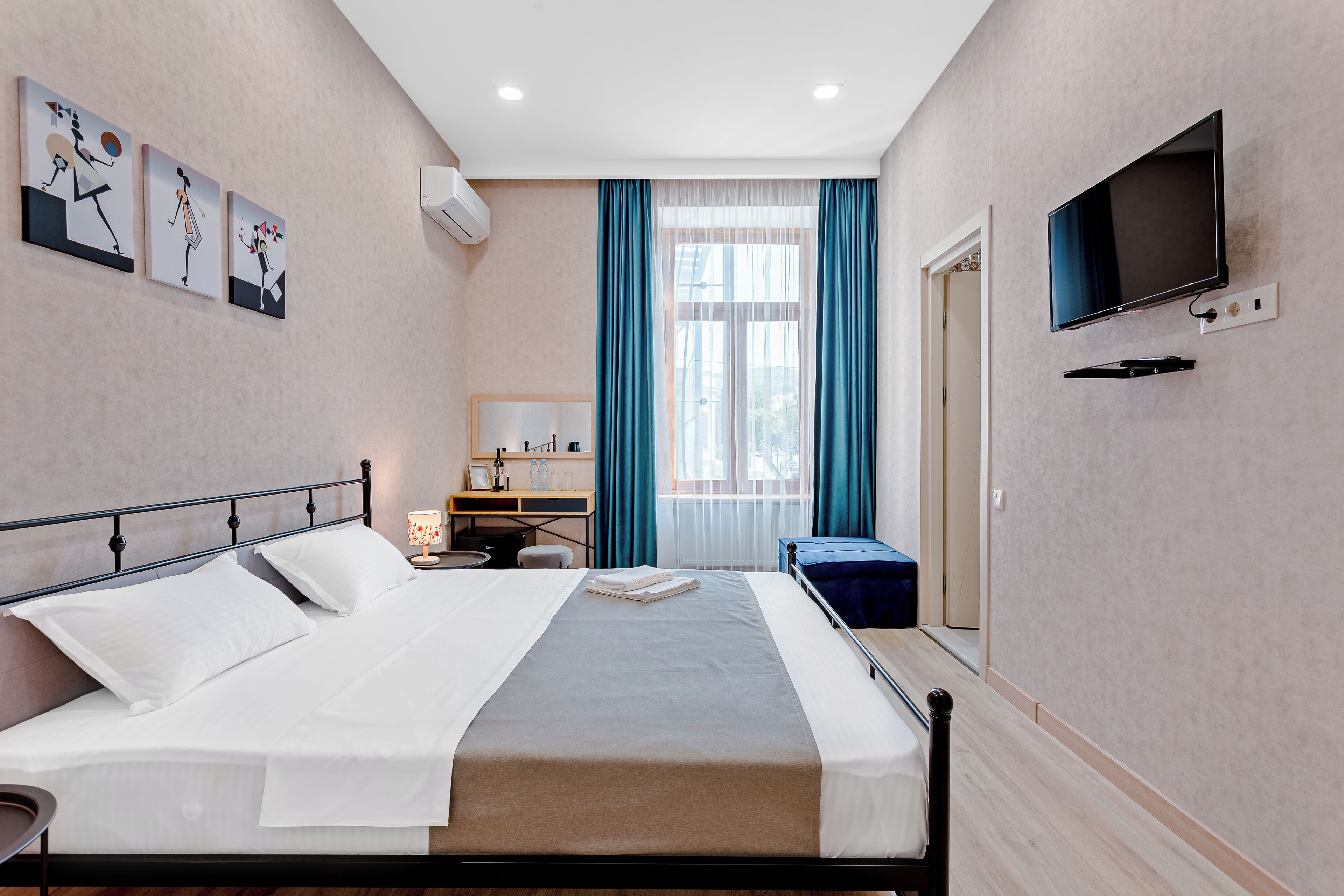 Premium bedding, in-room safe, desk, laptop workspace