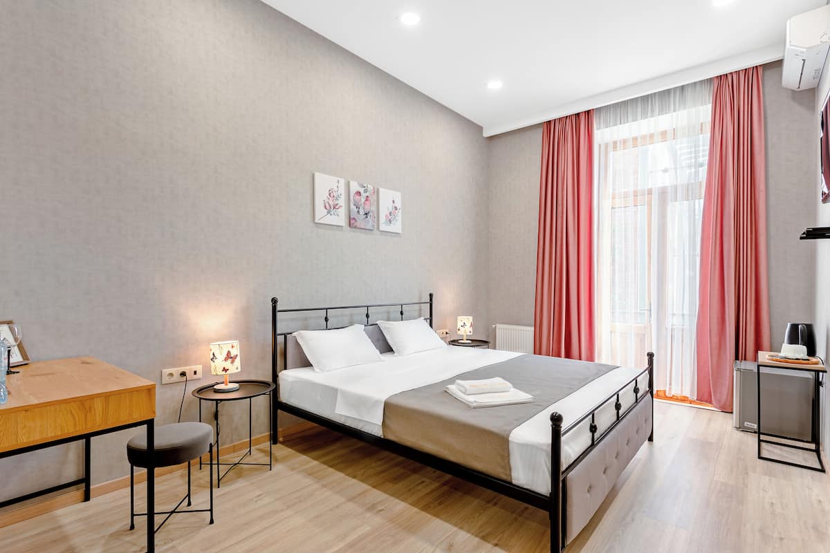 Bộ đồ giường cao cấp, két bảo mật tại phòng, bàn
